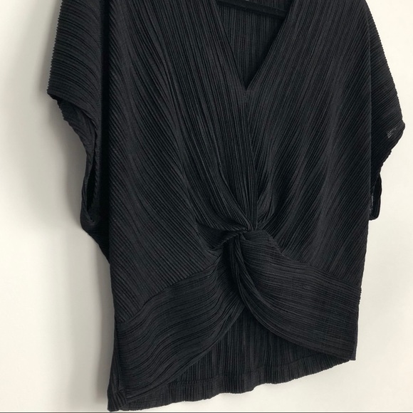 ✨2/$30✨ NWOT- DYNAMITE BLACK TWIST TOP - Picture 3 of 3